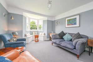 Smart TV, fireplace, DVD player, books
