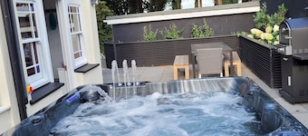 Country house hot tub - Outdoor entertaining at its best!