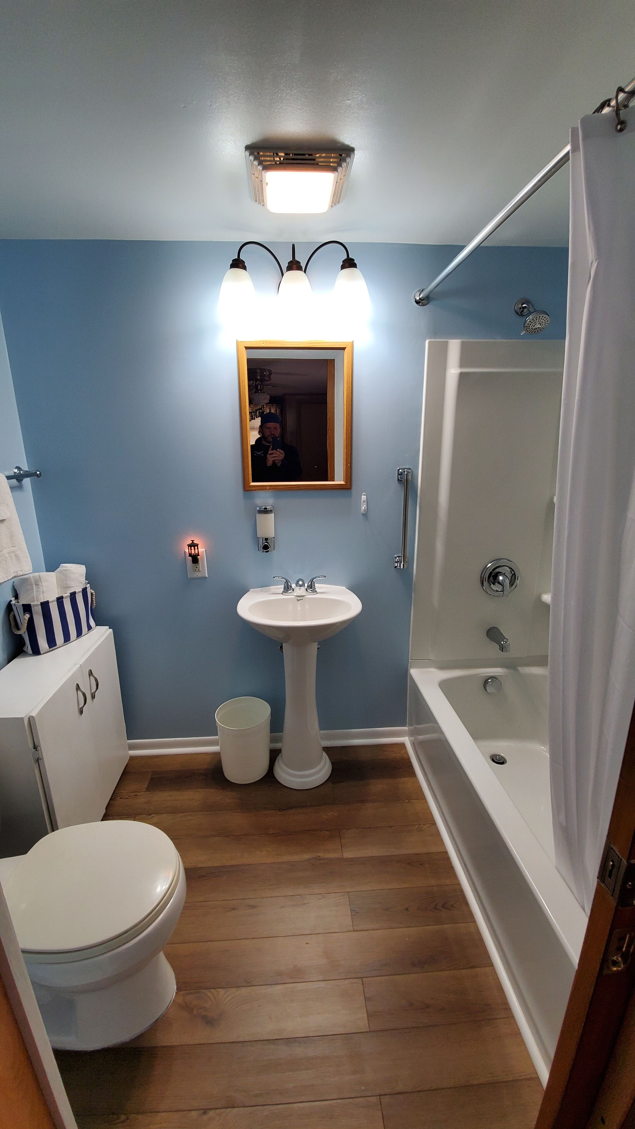 Ensemble baignoire-douche, serviettes fournies, papier de toilette