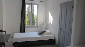 Klassieke driepersoonskamer, en-suite badkamer (1)