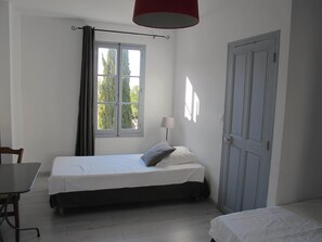 Classic Triple Room, Ensuite (1) - Le Guintrand (Bedoin)