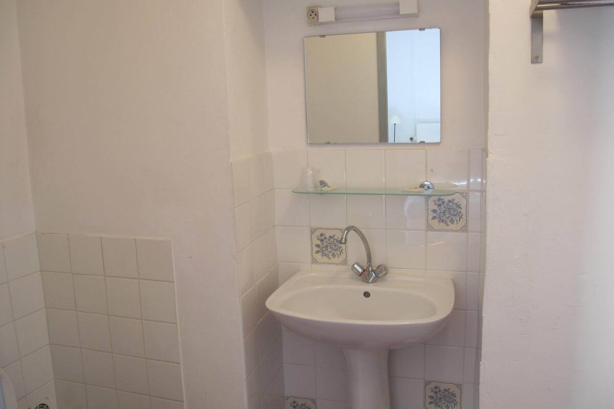 basic double room, ensuite (5) | bathroom