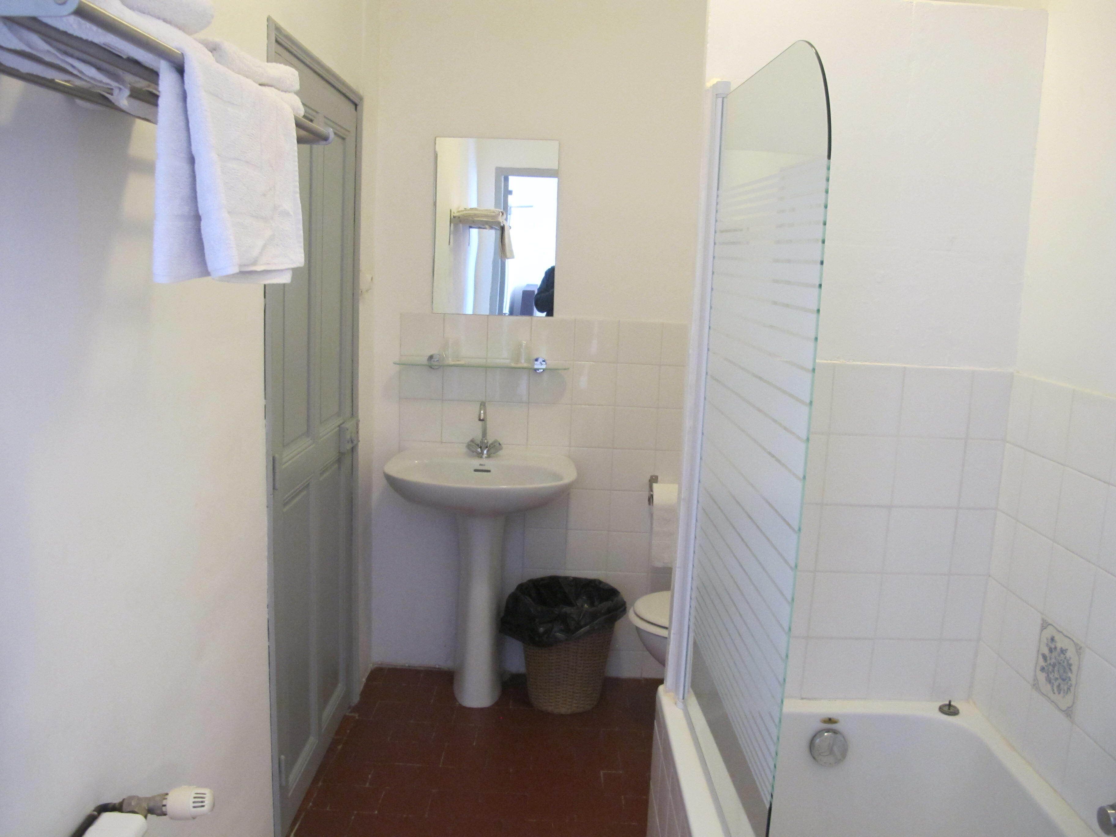 standard triple room, ensuite (7) | bathroom