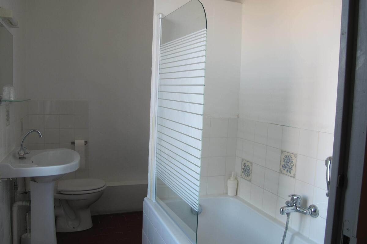 standard double room, ensuite (6) | bathroom