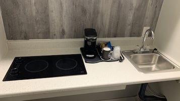 Deluxe Double Room, 2 Double Beds, Kitchenette | Private kitchen | Fridge, microwave, stovetop, coffee/tea maker