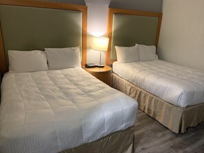 スタンダード ダブルルーム ダブルベッド 2 台 | エジプト綿のシーツ、高級寝具、羽毛の掛け布団、ピロートップベッド