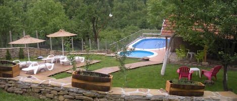 Una piscina al aire libre, una piscina climatizada