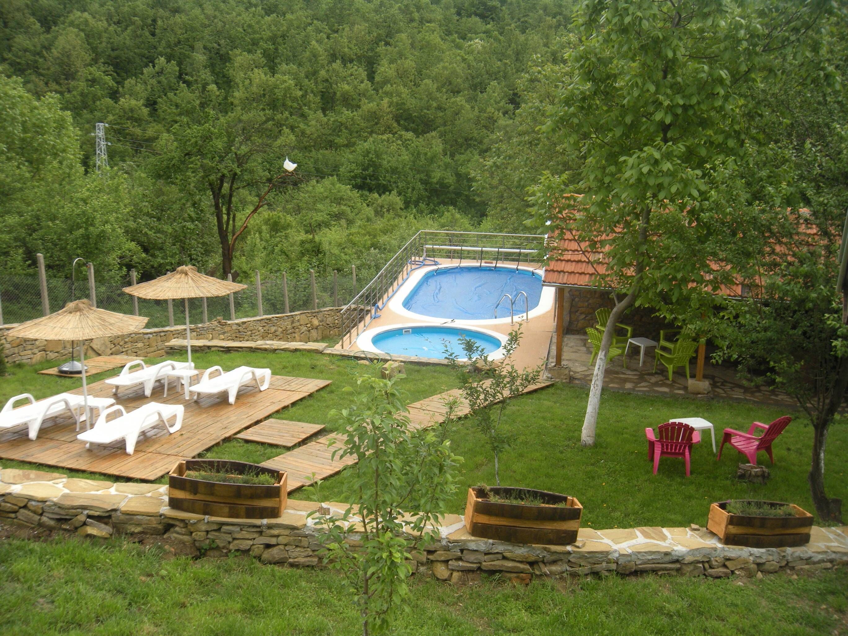 Una piscina al aire libre, una piscina climatizada