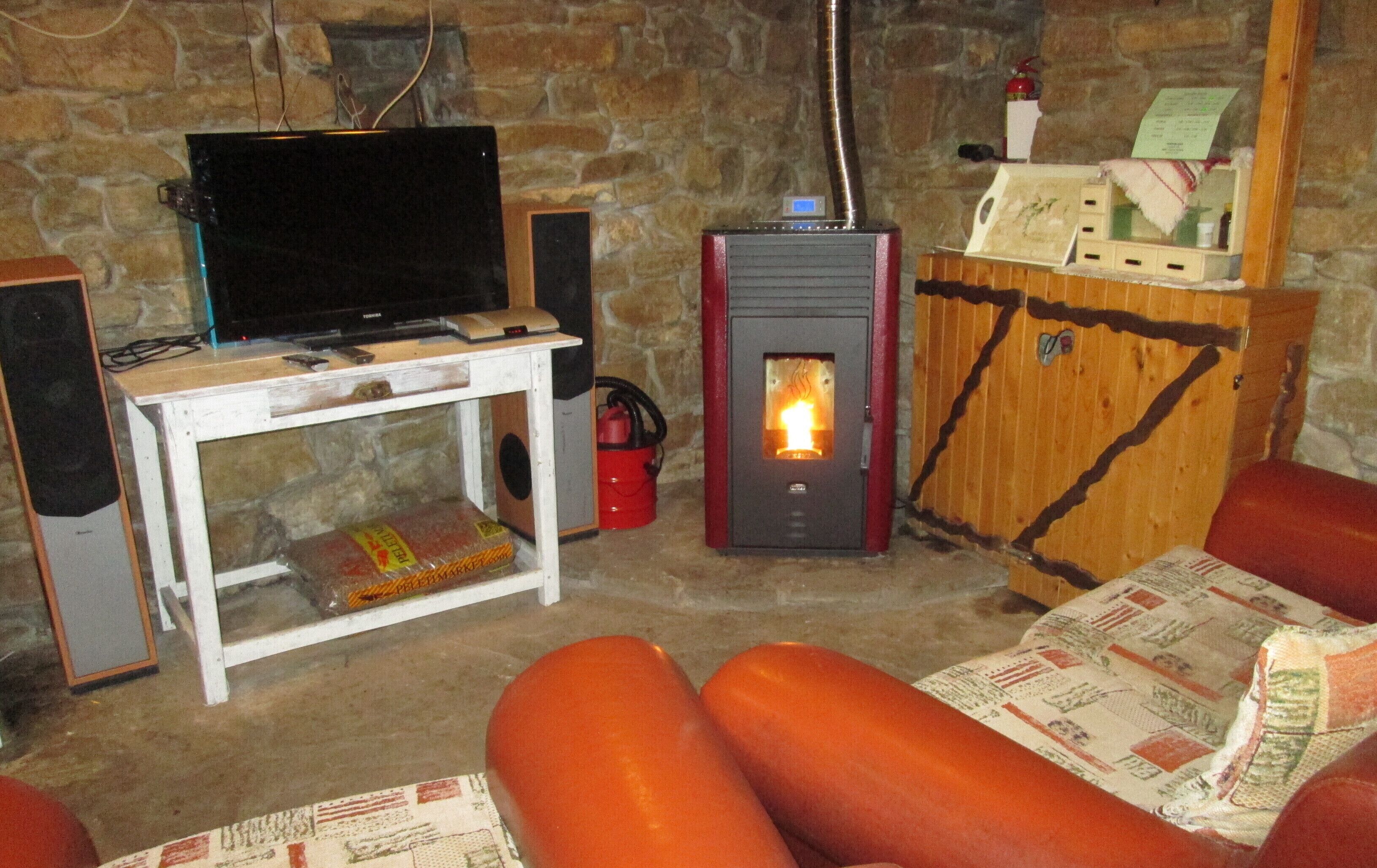 Télévision, cheminée, table de tennis de table