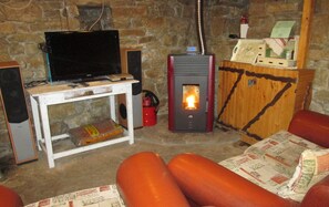 Fernseher, Kamin, Tischtennisplatte