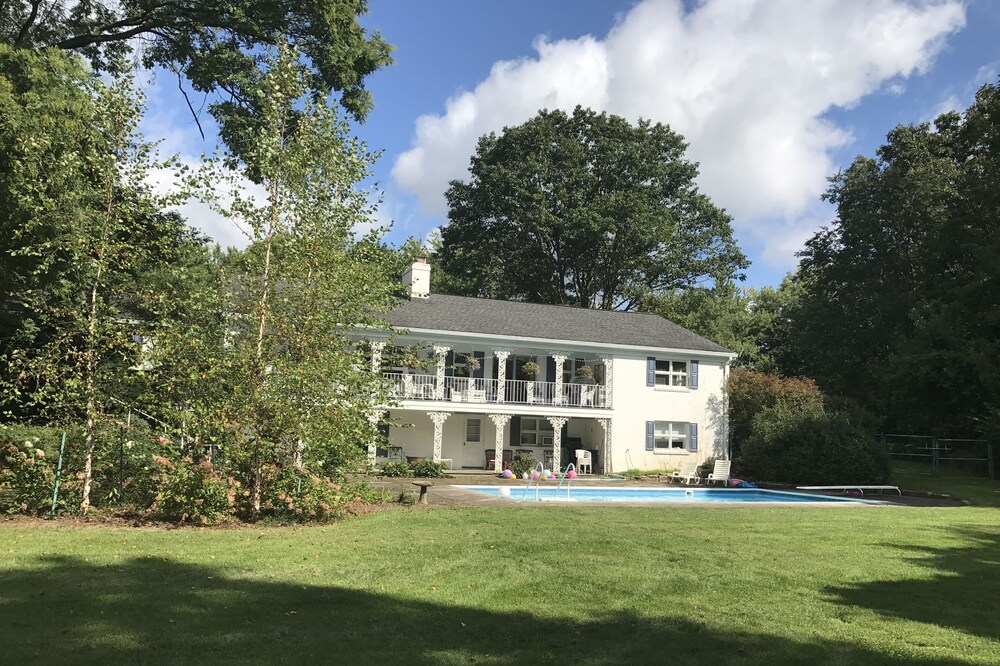5 Bedrooms 3.5 Baths, 2 Large Decks, 3 fireplaces, and pool