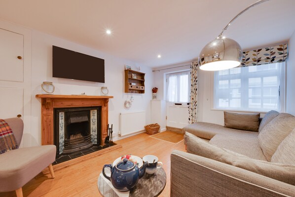 TV, fireplace