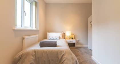 Lovely 6 rooms Hse Slp 11 Manchester airport city