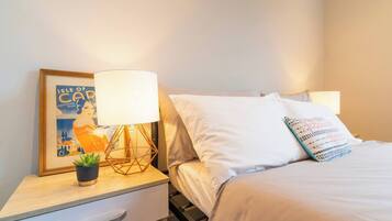 6 bedrooms, iron/ironing board, WiFi, bed sheets