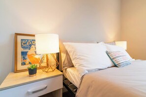 6 bedrooms, iron/ironing board, WiFi, bed sheets - Lovely 6 rooms Hse Slp 11 Manchester airport city (Wythenshawe)