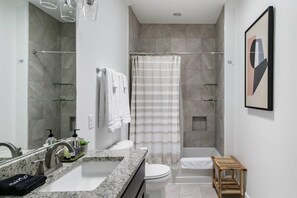 Tina, secadora de cabello, toallas 