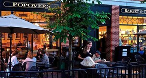 Outdoor dining - Great Price, Very Classy 1 Bed Room Apt in a House Near Downtown Portsmouth (Portsmouth)