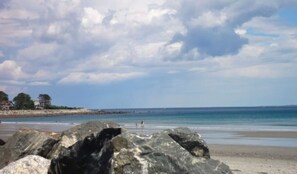 Nær stranden, solsenger og strandhåndklær