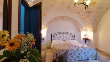 Superior-Doppelzimmer (Ciliegio) | Individuell dekoriert, individuell eingerichtet, Schreibtisch