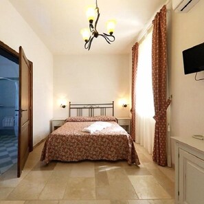 Quadruple Room, Accessible (Melograno) | Individually decorated, individually furnished, desk, blackout curtains - Agriturismo Masseria De Michele (Ostuni)