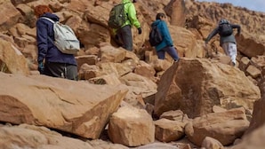 Un groupe de randonneurs traversant un terrain rocheux.