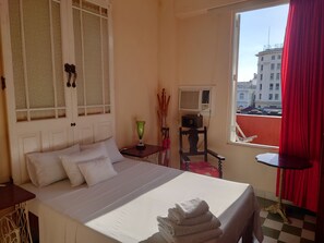 1 bedroom, Egyptian cotton sheets, premium bedding, down comforters