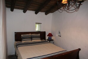 4 bedrooms, iron/ironing board, Internet, bed sheets