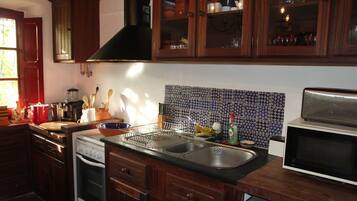 Een koelkast, een magnetron, een oven, een kookplaat