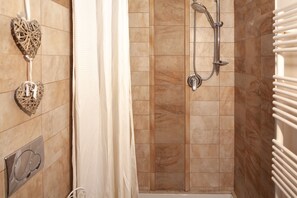 Dutxa, assecador de cabells i bidet 