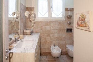 Dusche, Haartrockner, Bidet