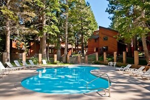 Outdoor pool - 3bd/3bth 2 Levels - Near Eagle Lodge & Sierra Star (Mammoth Lakes)