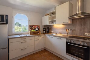 Réfrigérateur, four à micro-ondes, un four, surface de cuisson