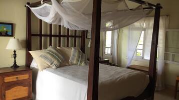 2 bedrooms, in-room safe, desk, iron/ironing board