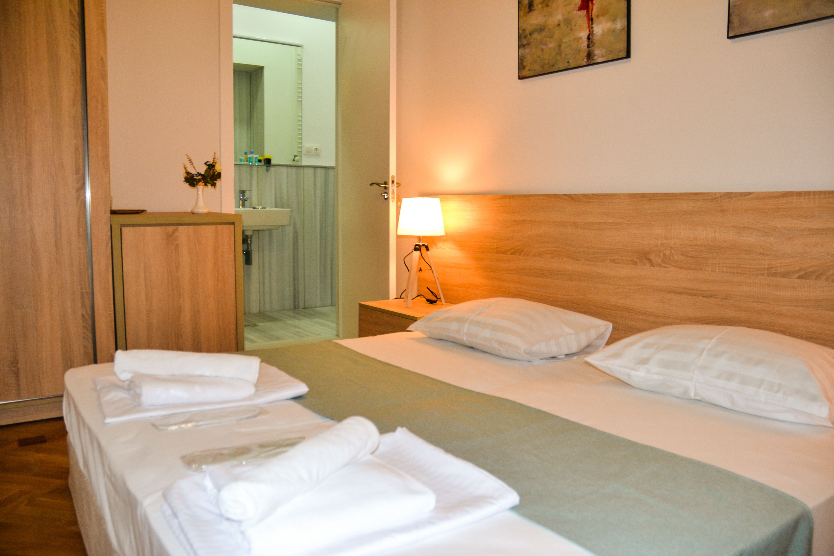 Standardværelse med dobbeltseng eller 2 enkeltsenge - balkon | Minibar, individuel indretning, mørklægningsgardiner, lydisolering