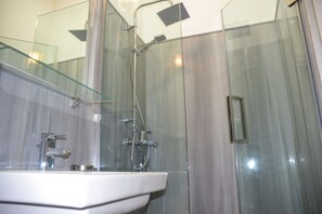 Enkeltværelse - balkon | Badeværelse | Bruser, gratis toiletartikler, hårtørrer, hjemmesko