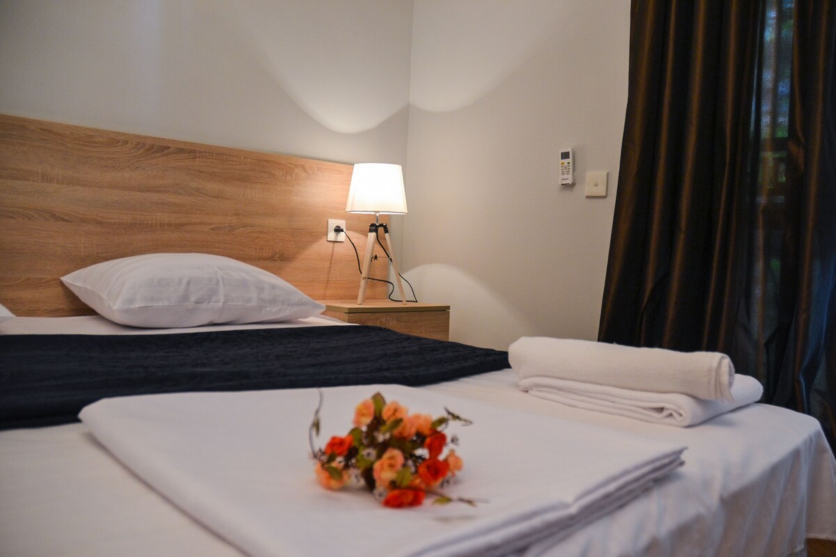 Sängtillbehör av högsta kvalitet, minibar och mörkläggningsgardiner