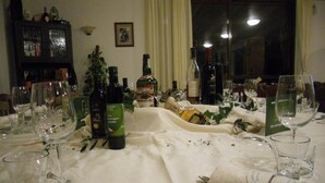 Une table à manger dressée avec des verres à vin, des bouteilles et une fourchette.