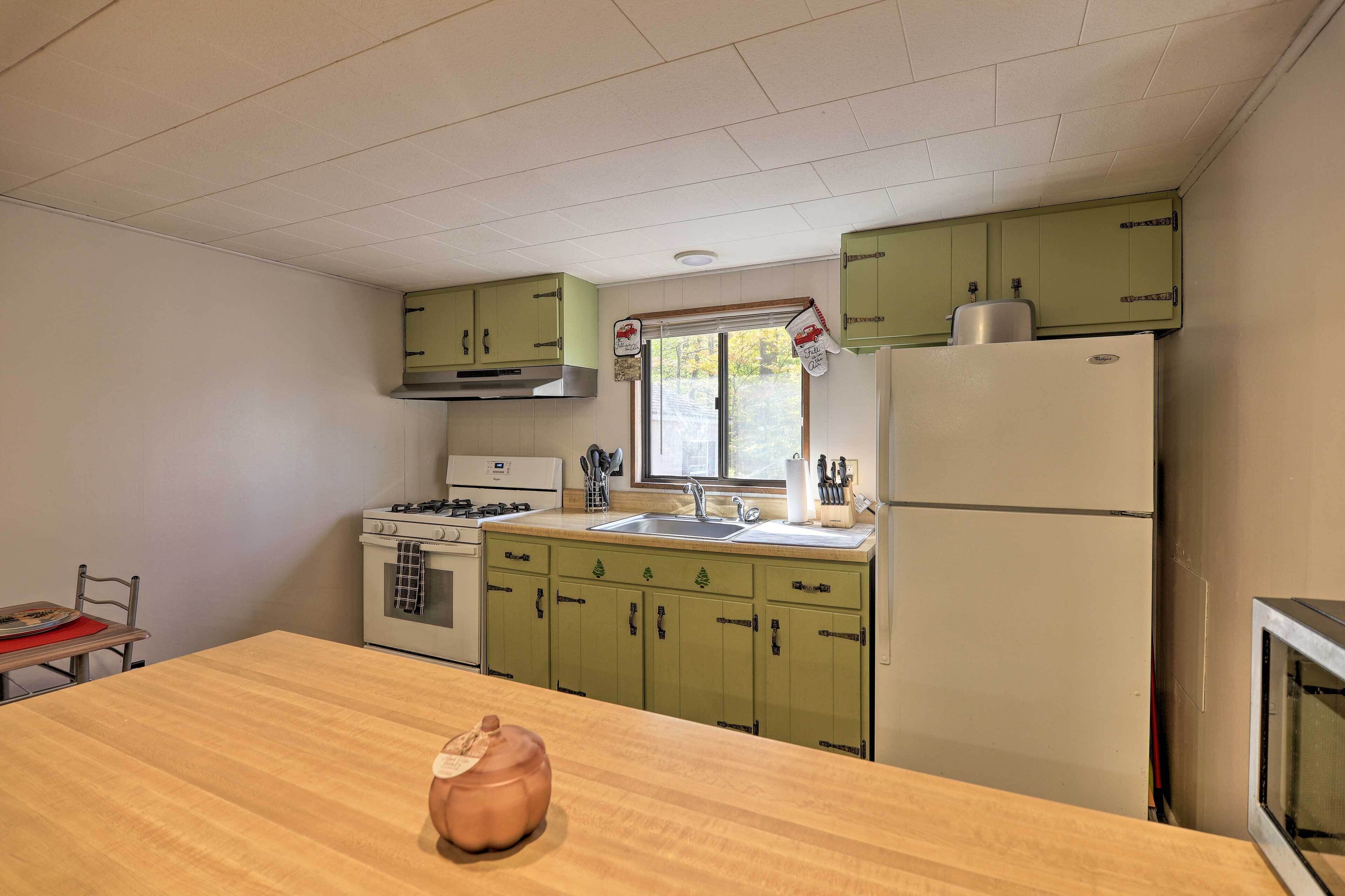 Quaint Home w/ Fireplace, Arrowhead Lake Amenities