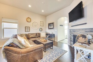 テレビ、暖炉、テレビゲーム、DVD プレーヤー