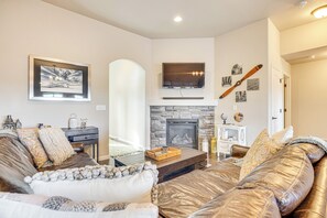 Televisio, takka, videopelejä, DVD-soitin