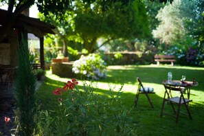 Outdoor dining - CASA DA ESTALAGEM - COMFORT AND TRANQUILITY (Fataunços)