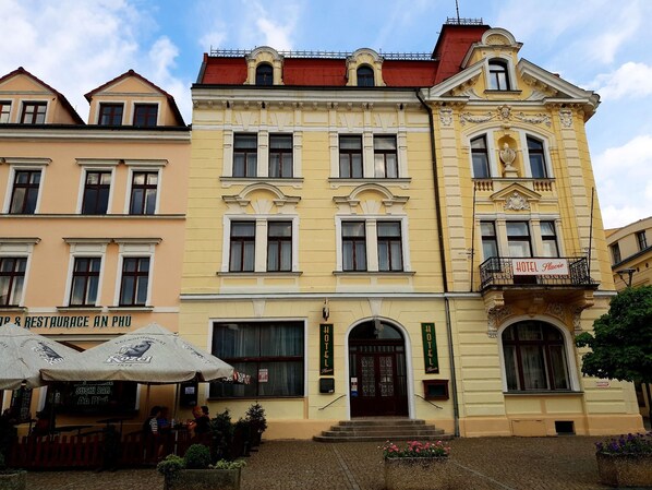 Vista frontal de la propiedad