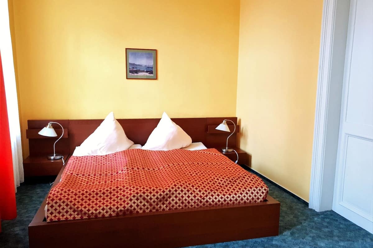Cots/infant beds, rollaway beds, free WiFi, bed sheets