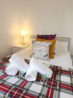 1 bedroom, iron/ironing board, WiFi, bed sheets - Modern Broughton Apartment  - Walk to City Centre & St James Quarter (Edinburgh)