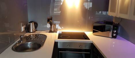 Kjøleskap, mikrobølgeovn, ovn og brødrister