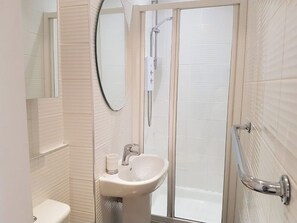 Shower, towels, soap, shampoo - Modern Broughton Apartment  - Walk to City Centre & St James Quarter (Edinburgh)