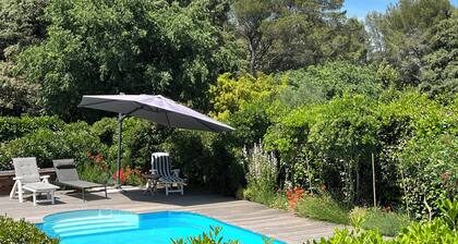 Suuri huvila uima-allas, iso suljettu puutarha, rantoja 25 minuuttia, 10 henkilöä,