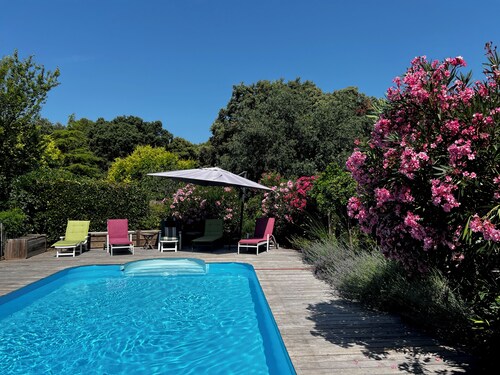 Villa with private pool, large enclosed garden, beaches 25mn away,10 pers