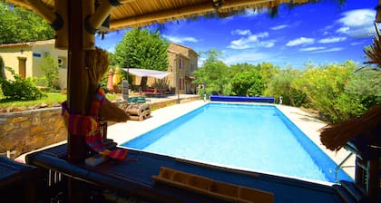 Mas aux portes du piémont cévenol et des vignes.