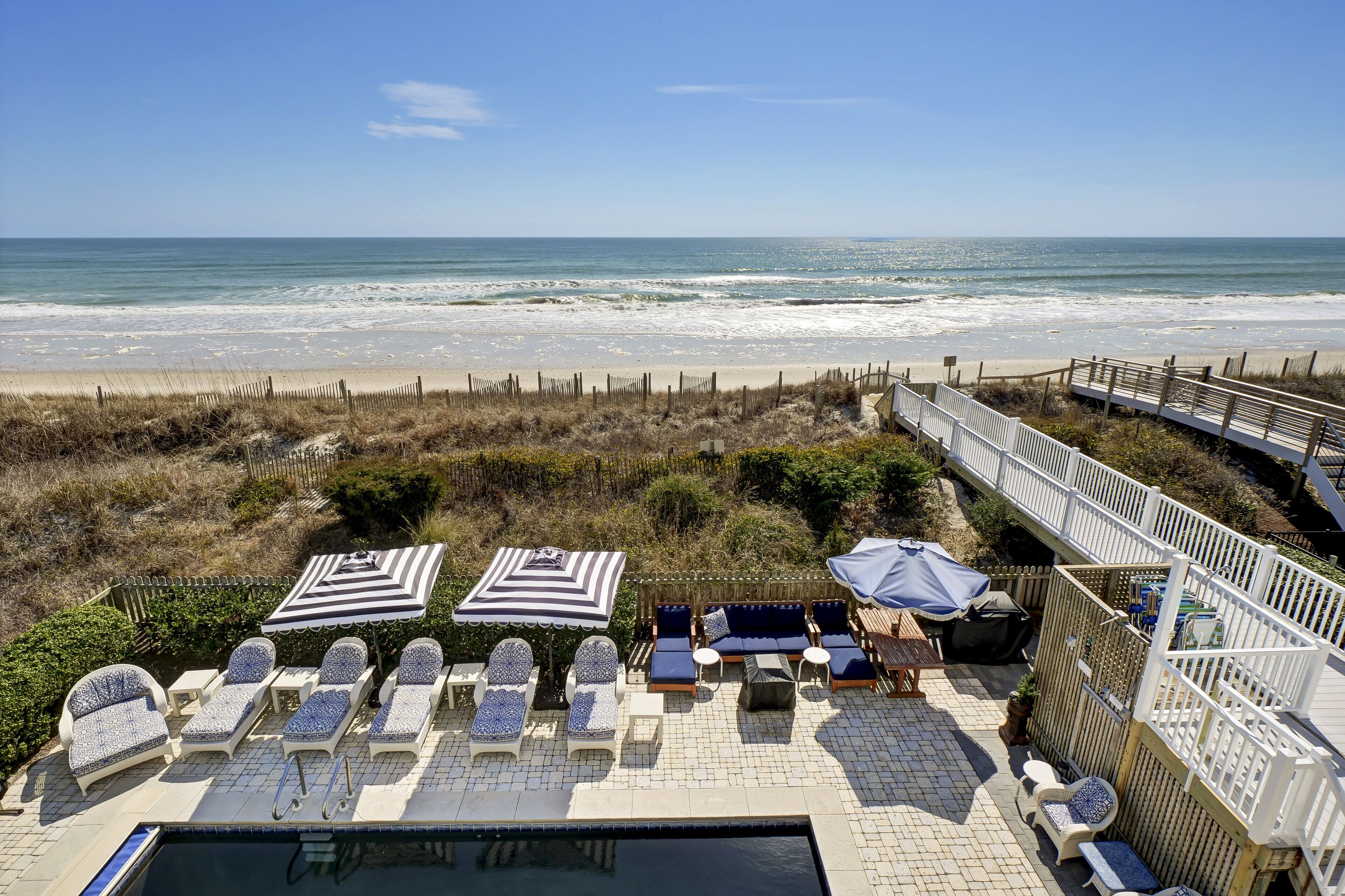 Relaxing times enjoying the sun, private pool and private access to the beach